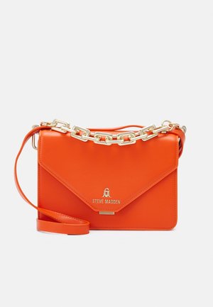 Pomarańczowa prostokątna torba na ramię z ozdobnym złotym łańcuszkiem i gładkim zapięciem na klapę, z logo "Steve Madden" z przodu.