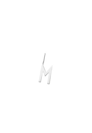 Pendentif en métal argenté en forme de lettre M avec une petite boucle en haut pour l'attacher à une chaîne.