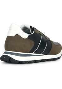 Sneaker in suede marrone con strisce sintetiche nere, dettagli bianchi, punta rotonda e suola in gomma testurizzata nera con spruzzi bianchi.