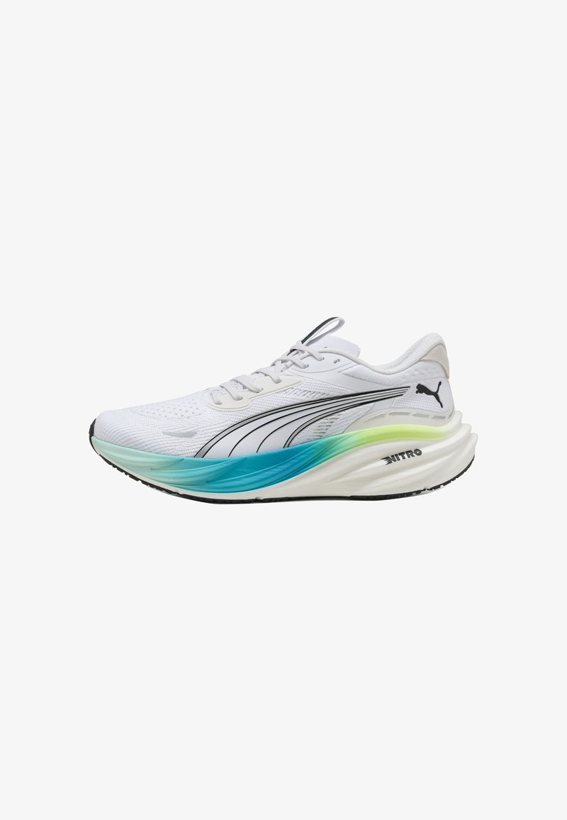 Zapatilla de running blanca de Puma con logotipo negro, diseño con cordones y suela acolchada degradada en tonos azul y verde etiquetada como "NITRO", vista lateral sobre fondo blanco.