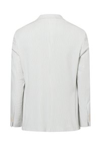 Gestreifter Blazer, weiß mit blauen vertikalen Streifen. Mit klassischem Kragen, langen Ärmeln und Knopfakzenten an den Manschetten. Glatte Stofftextur.