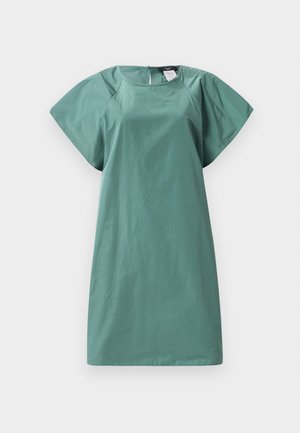 Une robe à manches courtes dans une teinte verte atténuée, présentant une coupe décontractée, une texture lisse et une fermeture éclair dans le dos.