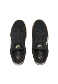 Un paio di sneaker nere Puma con suole in gomma, lacci neri e dettagli in logo dorato, viste dall'alto su uno sfondo bianco.