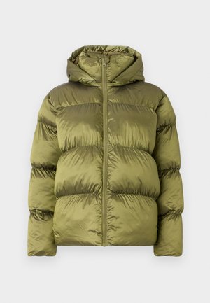 Olivgrüne Daunenjacke mit Kapuze, mit einem Reißverschluss vorne, horizontaler Steppung und einem leichten Glanz im strukturierten Stoff.