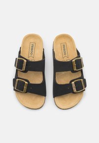 Svarte sandaler med to justerbare reimer, gullspenner og en formet korksåle. Glatt overmateriale med en tan fotseng.