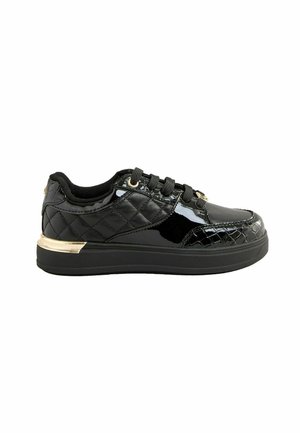 Schwarze Sneaker mit glänzender Oberfläche und gestepptem Design. Ausgestattet mit goldenen Akzenten, runden Schnürsenkeln und einer strukturierten Sohle für Halt und Komfort.