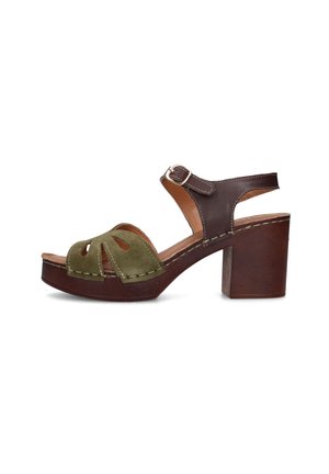 Sandalo da donna marrone e verde oliva con tacco a blocco, cinturino alla caviglia e dettagli in suede traforati sulla fascia anteriore.