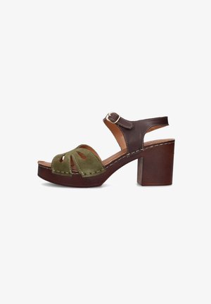 Sandalo da donna marrone e verde oliva con tacco a blocco, cinturino alla caviglia e dettagli in suede traforati sulla fascia anteriore.