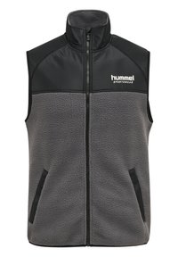 Grå fleeceväst med svarta nylonskuldror, hög krage, full dragkedja framtill, två sidofickor och "hummel sportswear"-logotyp på vänster bröst.
