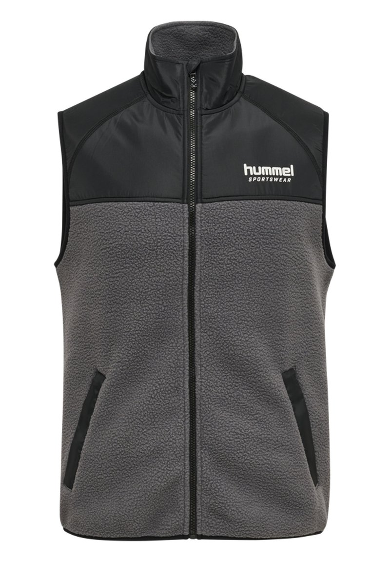 Grå fleeceväst med svarta nylonskuldror, hög krage, full dragkedja framtill, två sidofickor och "hummel sportswear"-logotyp på vänster bröst.