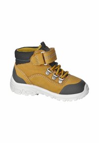 Botas de senderismo para niños hechas de ante amarillo, con acentos de goma gris, suela blanca, y con un cuello de malla negra, cordones y correas de Velcro para un ajuste seguro.