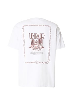 Biała koszulka z brązowym nadrukiem budynków w ramce z falistą linią oraz tekstem "UNFAIR Resort" na plecach.