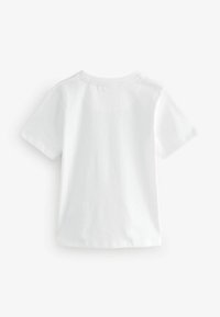 Camiseta de algodón blanca con cuello redondo, mangas cortas y dobladillo recto. Textura suave sin patrones o gráficos visibles.