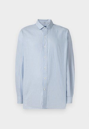 Męska koszula z długim rękawem, zapinana na guziki, w jasnoniebieskie i białe pionowe paski, rozłożona na białym tle.