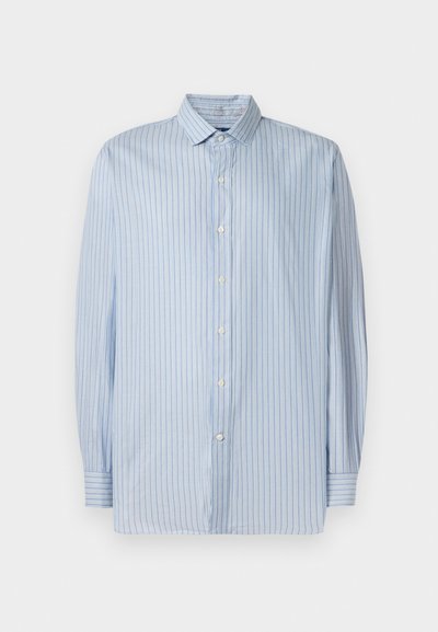 Ανδρικό πουκάμισο με μακριά μανίκια, κουμπωτό, σε ανοιχτό μπλε και λευκές κατακόρυφες ρίγες και με κοφτό γιακά, τοποθετημένο επίπεδα σε άσπρο φόντο.