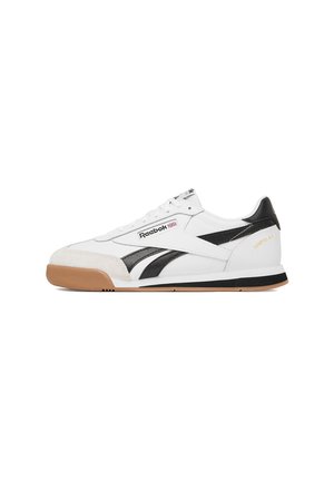 Czarno-biały sneaker Reebok Campito XT z gumową podeszwą i logo po boku, widziany z prawej strony.