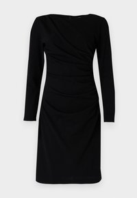 Dlouhé černé šaty z měkkého materiálu, s drapovaným designem a nařasenými detaily v oblasti pasu, kulatým výstřihem.