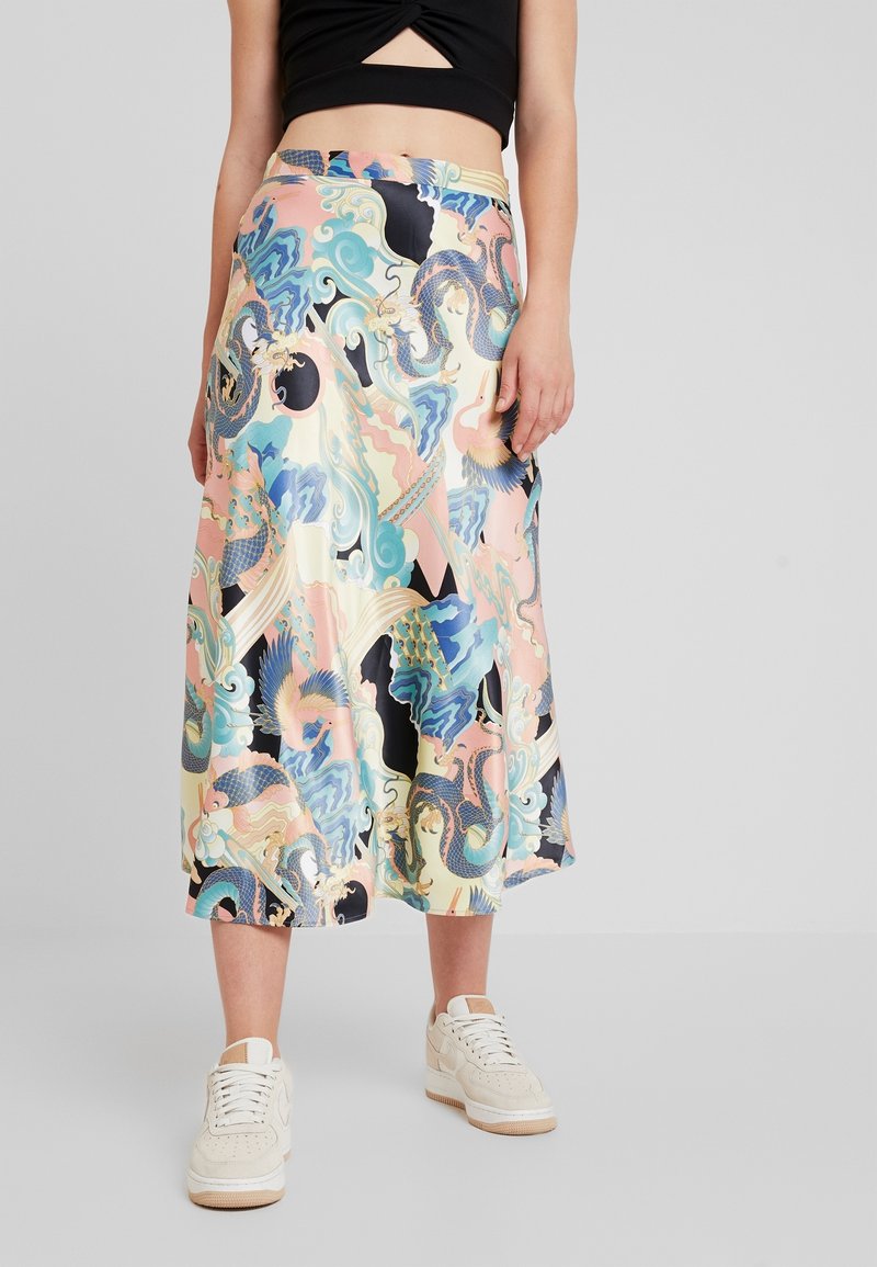 Jupe midi légère et fluide dans des couleurs pastel avec des motifs complexes de dragons et de vagues. Elle présente une texture douce et une large taille.