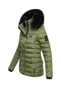 Olijfgroene gewatteerde jas met een zwarte faux fur capuchon. Voorzien van een volledige ritssluiting, drukknoopsluiting, ritszakken en geribbelde manchetten.