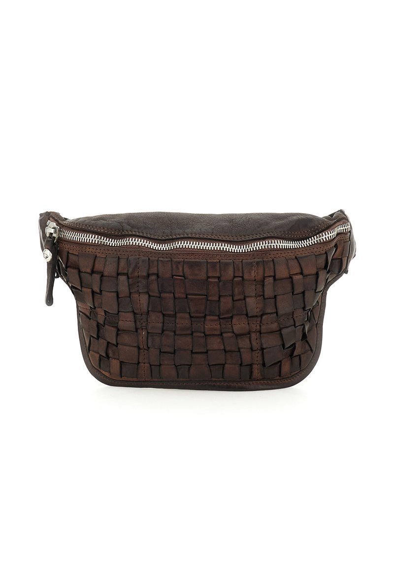 Borsa in pelle marrone scuro con un davanti a trama intrecciata e una cerniera argentata in cima.