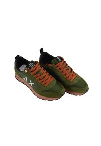 Scarpe sportive verdi con lacci arancioni, caratterizzate da una superficie testurizzata, suola in gomma e un'accensione nera sul tallone. Dettaglio del logo visibile.