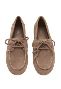 Braune Wildlederschuhe mit runder Zehenpartie, Schnürdesign, dekorativen Nähten entlang der Kanten und einem glatten Innenfutter.