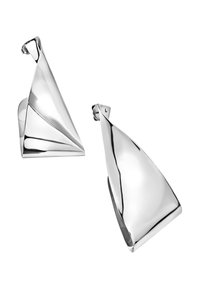 Náušnice ze stříbrného tónu kovu s výrazným geometrickým designem, které mají hladké, odrazové povrchy a ostré úhly.