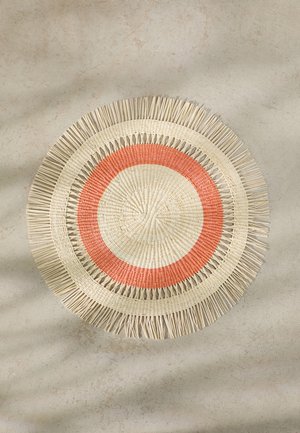 Runder gewebter Platzdeckchen mit fransigem Rand. Besitzt konzentrische Kreise in Creme und Koralle. Hergestellt aus natürlichen Fasern, strukturierte Oberfläche.