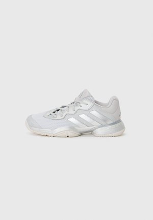 Baskets de sport gris clair avec un dessus en mesh texturé, accents argent�és à trois bandes et semelle en caoutchouc. Comprend un col rembourré et des lacets.