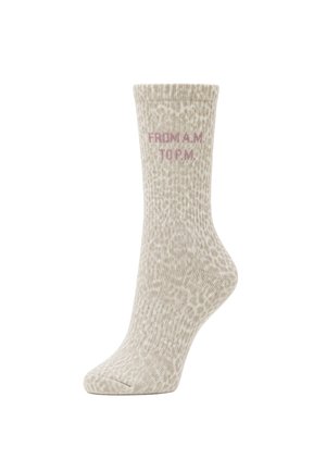 Hellbeige Socke mit dezentem Leopardenmuster und pinkem Text mit der Aufschrift "FROM A.M. TO P.M." am gerippten Bündchen, Seitenansicht.