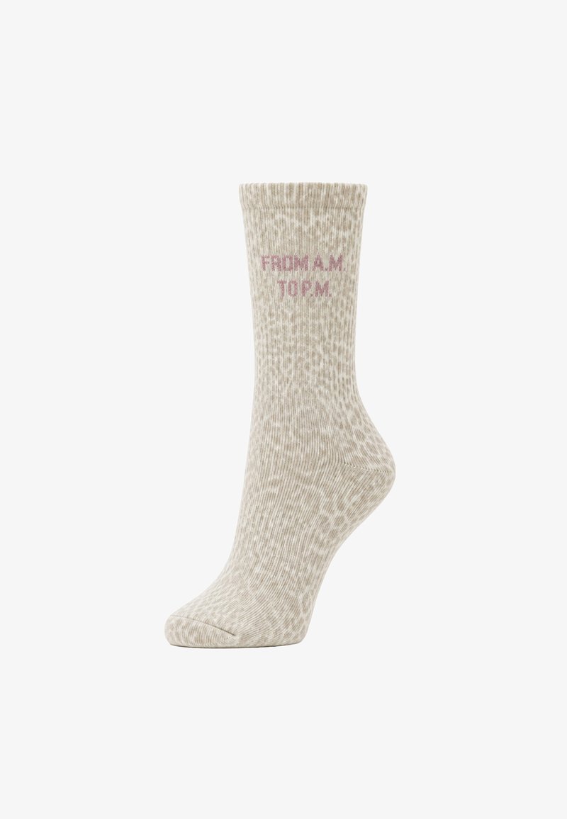 Chaussette beige clair avec un imprimé léopard subtil et un texte rose indiquant "FROM A.M. TO P.M." sur le bord-côtes, vue de profil.