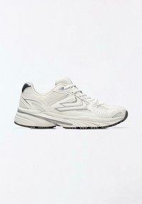 Baskets blanches de sport avec fermeture à lacets, tige en mesh et synthétique, semelle amortissante et semelle extérieure noire et blanche à motif.