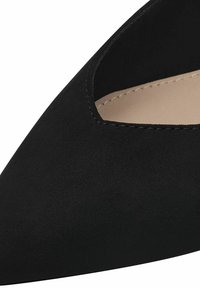 Scarpa in tessuto nero, con punta appuntita e design laterale intagliato. Texture liscia con dettagli di cucitura discreti lungo il bordo.