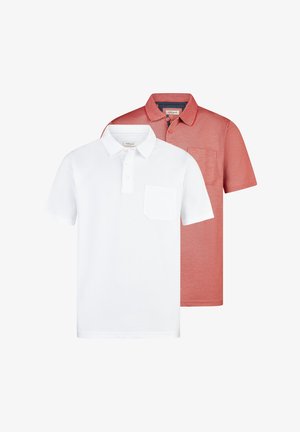 Zwei kurzärmelige Poloshirts mit Kragen und Brusttaschen, eines vorne weiß und eines rot dahinter.