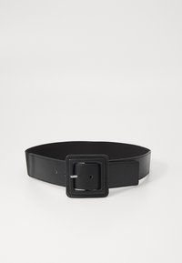Ceinture en cuir noir avec une large sangle et une boucle en métal carrée. Texture lisse, comportant plusieurs trous pour l'ajustement.