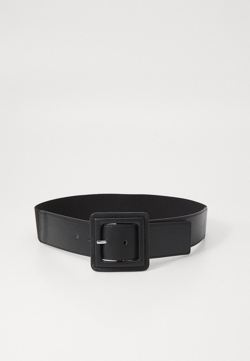 Ceinture en cuir noir avec une large sangle et une boucle en métal carrée. Texture lisse, comportant plusieurs trous pour l'ajustement.