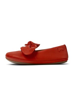 Ballerine in pelle rossa con un grande fiocco davanti. Texture liscia con suola in gomma flessibile. Logo Camper sui lati.
