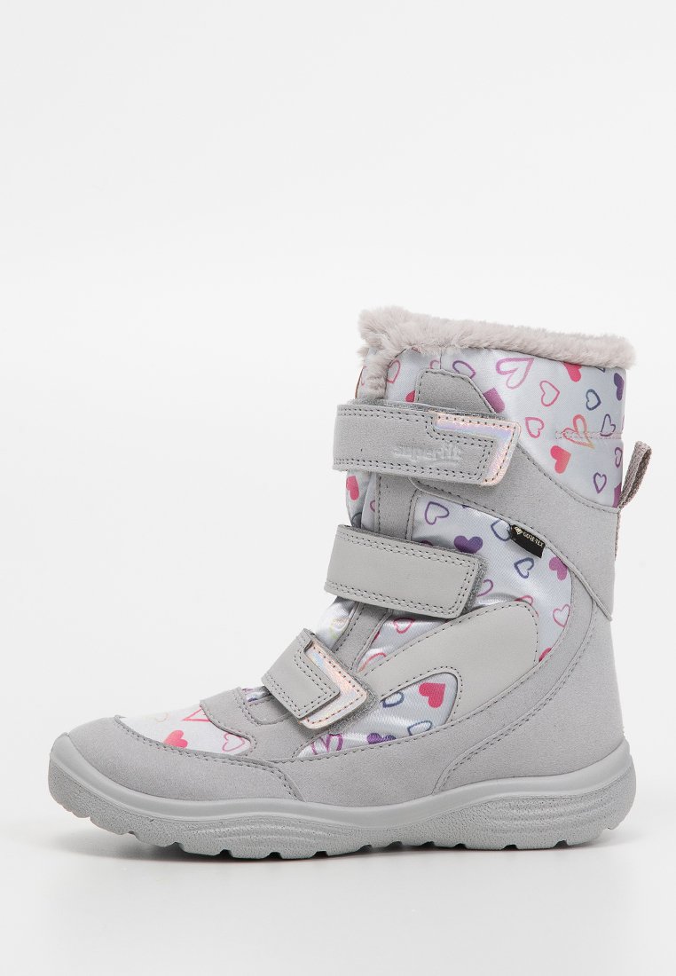 Grauer Winterstiefel mit synthetischem Außenmaterial, Klettverschlüssen und flauschigem Kragen. Die Seite ist mit einem Muster aus kleinen bunten Herzen versehen.