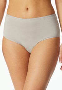 Hellgraue, hochgeschnittene Unterwäsche aus glattem Stoff, mit einfachem Design und minimalistischem Bund, bietet vollständige Bedeckung.