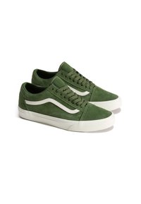 Grüne Wildleder-Sneaker in niedriger Form mit weißen Lederakzenten und Schnürsenkeln. Sie verfügen über ein klassisches Design und eine strukturierte Oberfläche für zusätzlichen Halt.
