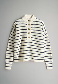 Cremefarbener Strickpullover mit marineblauen horizontalen Streifen, hohem Kragen und fünf großen Knöpfen an der Vorderblende, lange Ärmel.