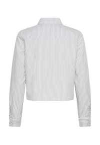Camicia bianca a maniche lunghe con sottili righe grigie, colletto e polsini abbottonati; lunghezza corta con una texture liscia e tessuto leggero.