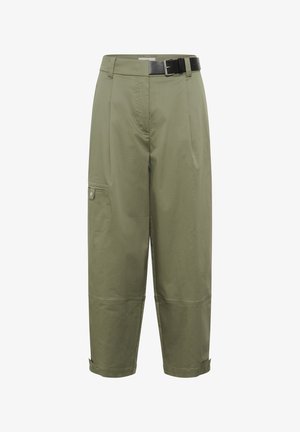 Pantalones cortos color verde oliva con cinturón negro, bolsillo lateral con solapa y botón, y tirantes ajustables en los bajos de las piernas.