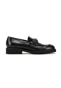 Zwarte loafers met een gepatineerd leren afwerking en een gestructureerd slangenprint. Vierkante neus en een lage blokhak voor stabiliteit.