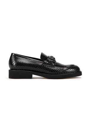 Zwarte loafers met een gepatineerd leren afwerking en een gestructureerd slangenprint. Vierkante neus en een lage blokhak voor stabiliteit.