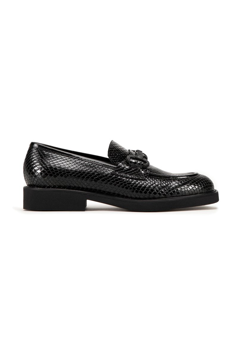 Zwarte loafers met een gepatineerd leren afwerking en een gestructureerd slangenprint. Vierkante neus en een lage blokhak voor stabiliteit.