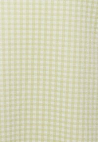 Tecido em padrão gingham verde claro e branco, com um padrão quadriculado, textura suave e design tecido. Adequado para diversas aplicações têxteis.