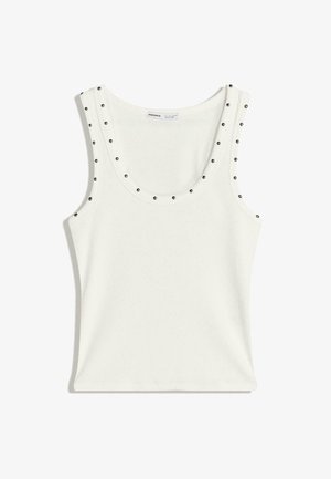 Weißes ärmelloses Tanktop aus geripptem Stoff, mit schwarzen Nieten am Ausschnitt und den Armöffnungen. Einfaches, figurbetontes Design.
