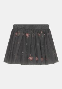 Falda de tul negra con una cintura brillante, adornada con bordados florales en tonos de rosa y plata. Diseño en forma de A, con capas.
