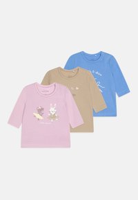Tres camisetas de manga larga: una rosa con un estampado de baile, una beige con corazones y una azul con texto. Material de algodón suave, diseños sencillos y varios colores.